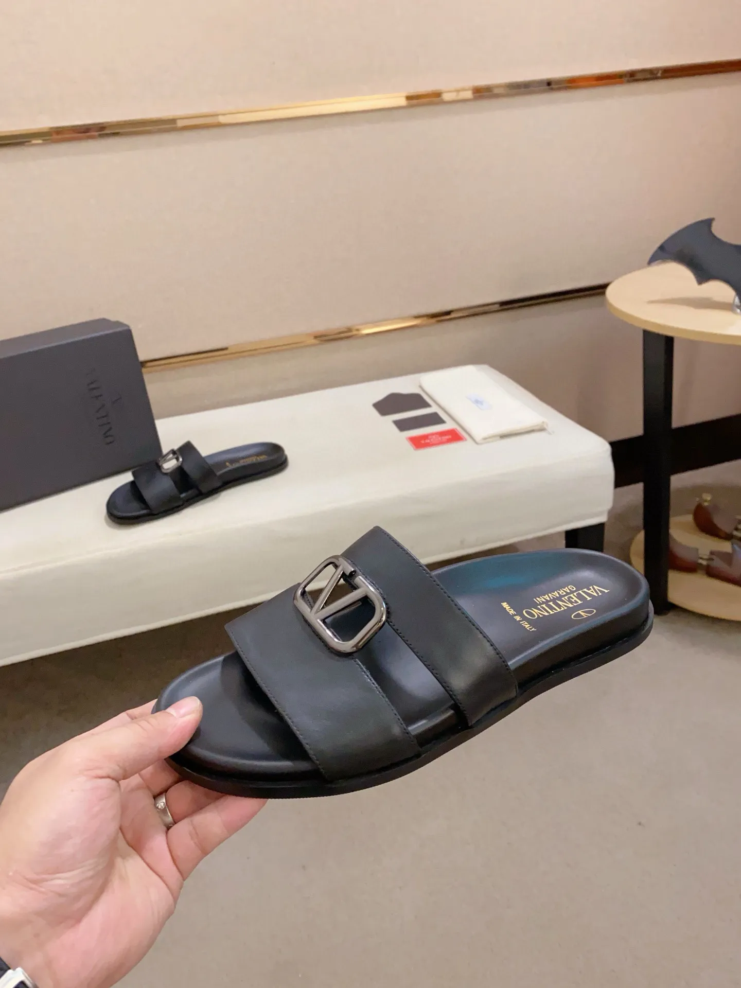 Men's shoes💰: 440💰[Valentino] New men's boutique slippers, counter quality, classic plaid, the actual workmanship is quite complex🔰The uppers are made of imported fabrics➕🐑Sheepskin lining, which tests the craftsman's craftsmanship➕original PU outsole. Size: 38-44 (45 can be customized, non-refundable)